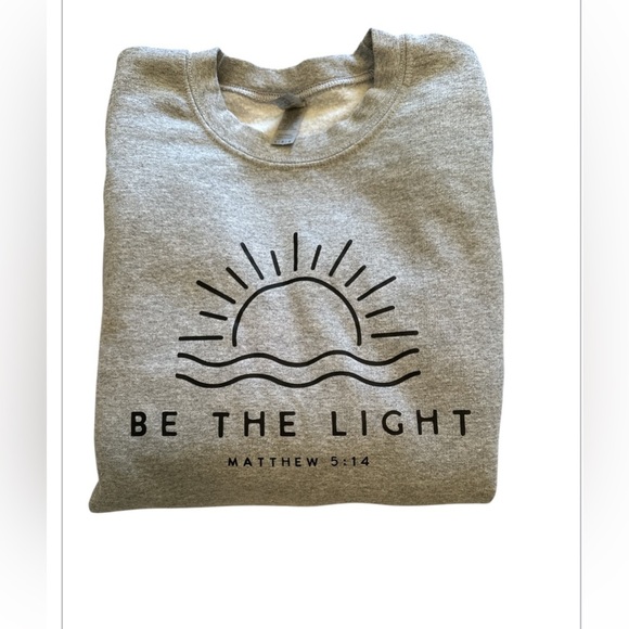 Custom Crewneck in Grey “Be the Light” Matthew 5:14, size Medium. - Picture 4 of 6